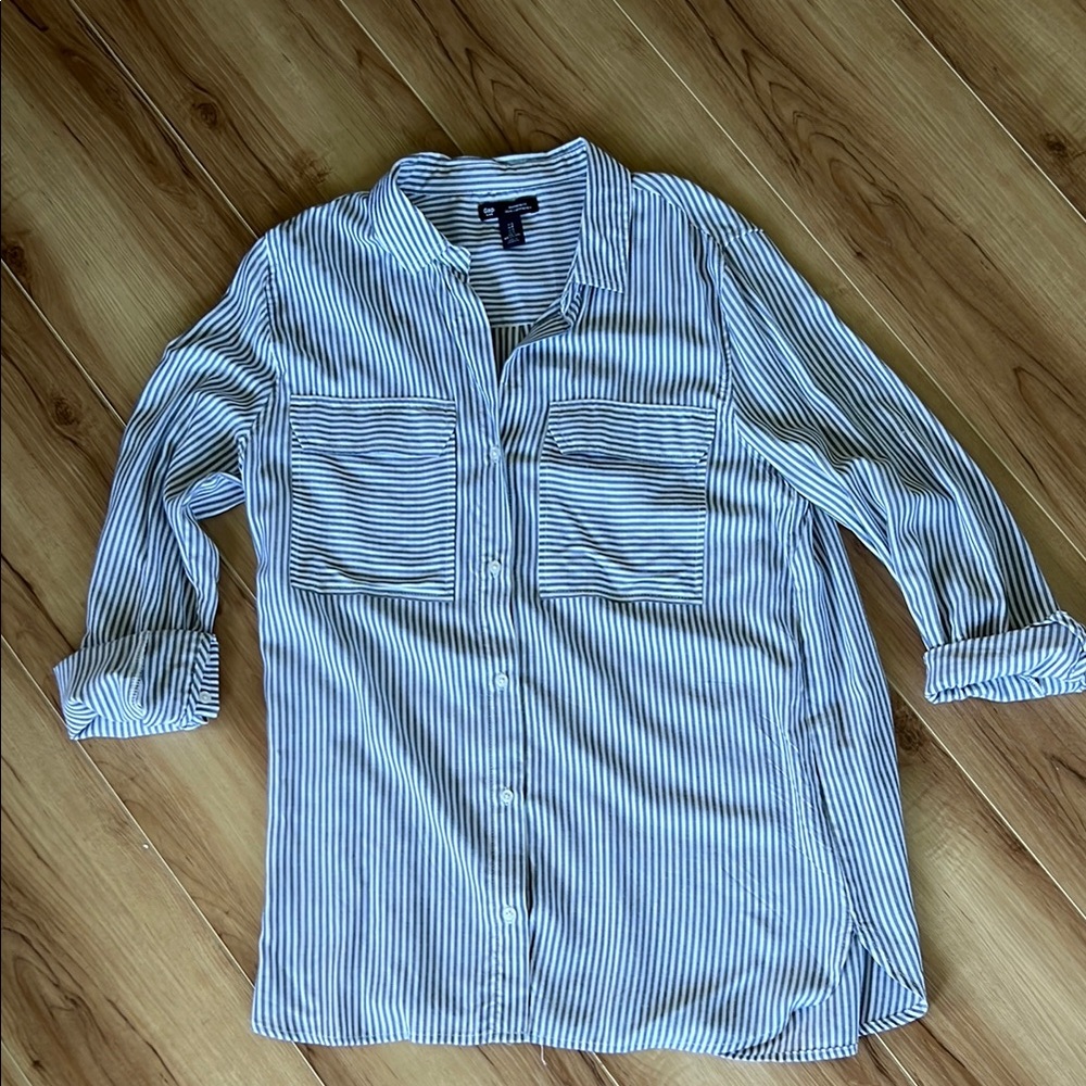 GAP Light Blue Button Down Shirt Classic Collar Long Sleeves
